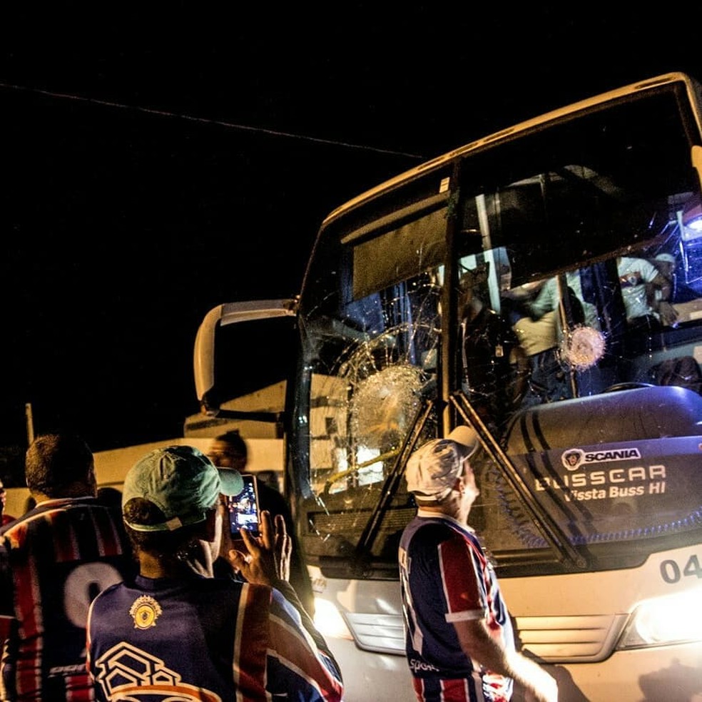 Ã”nibus que transportava torcedores do Ita foi apedrejado (Foto: Wendell Rezende)