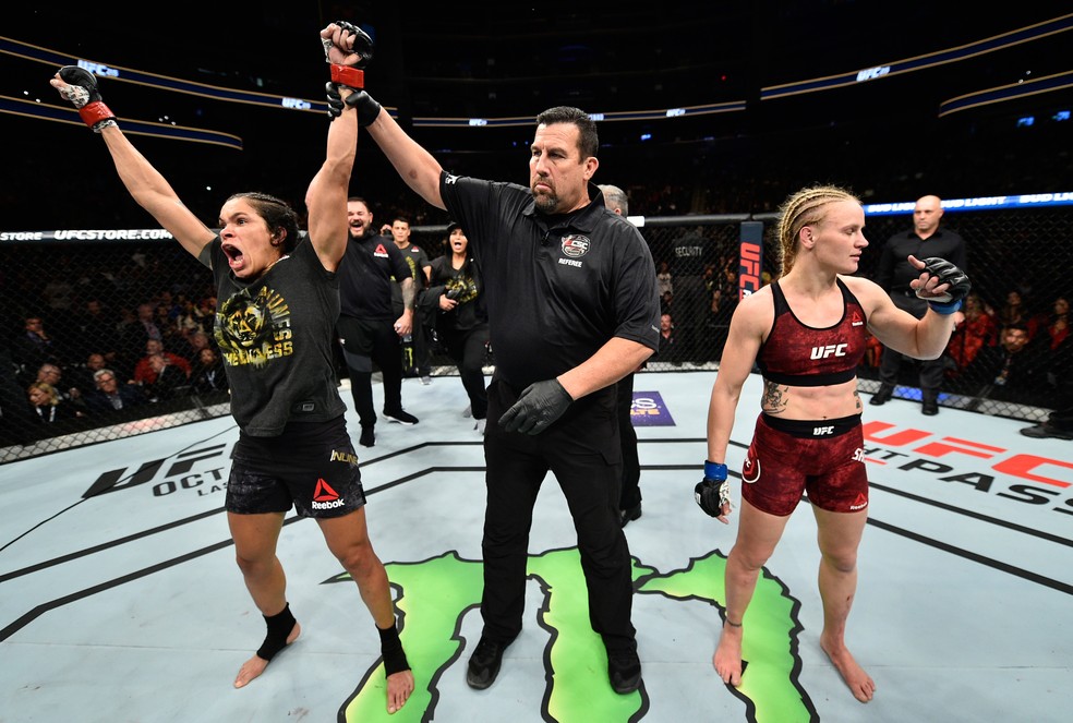 Amanda Nunes festeja enquanto Valentina Shevchenko parece não acreditar no resultado da luta no UFC 215 (Foto: Getty Images)