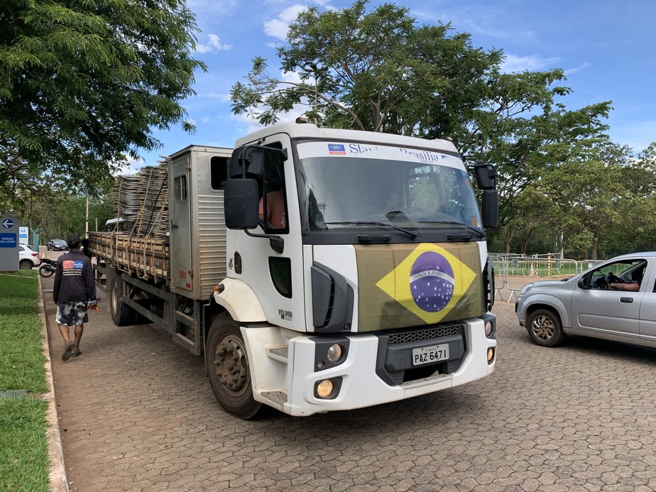 Caminhão com bandeira do Brasil entrega gradis no CCBB