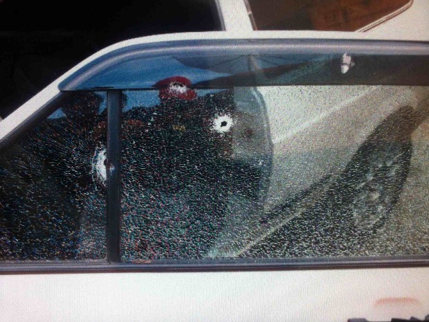 Tiros atingiram janela do carro da vítima, em Buri (Foto: Neto Duarte/ TEM Você)
