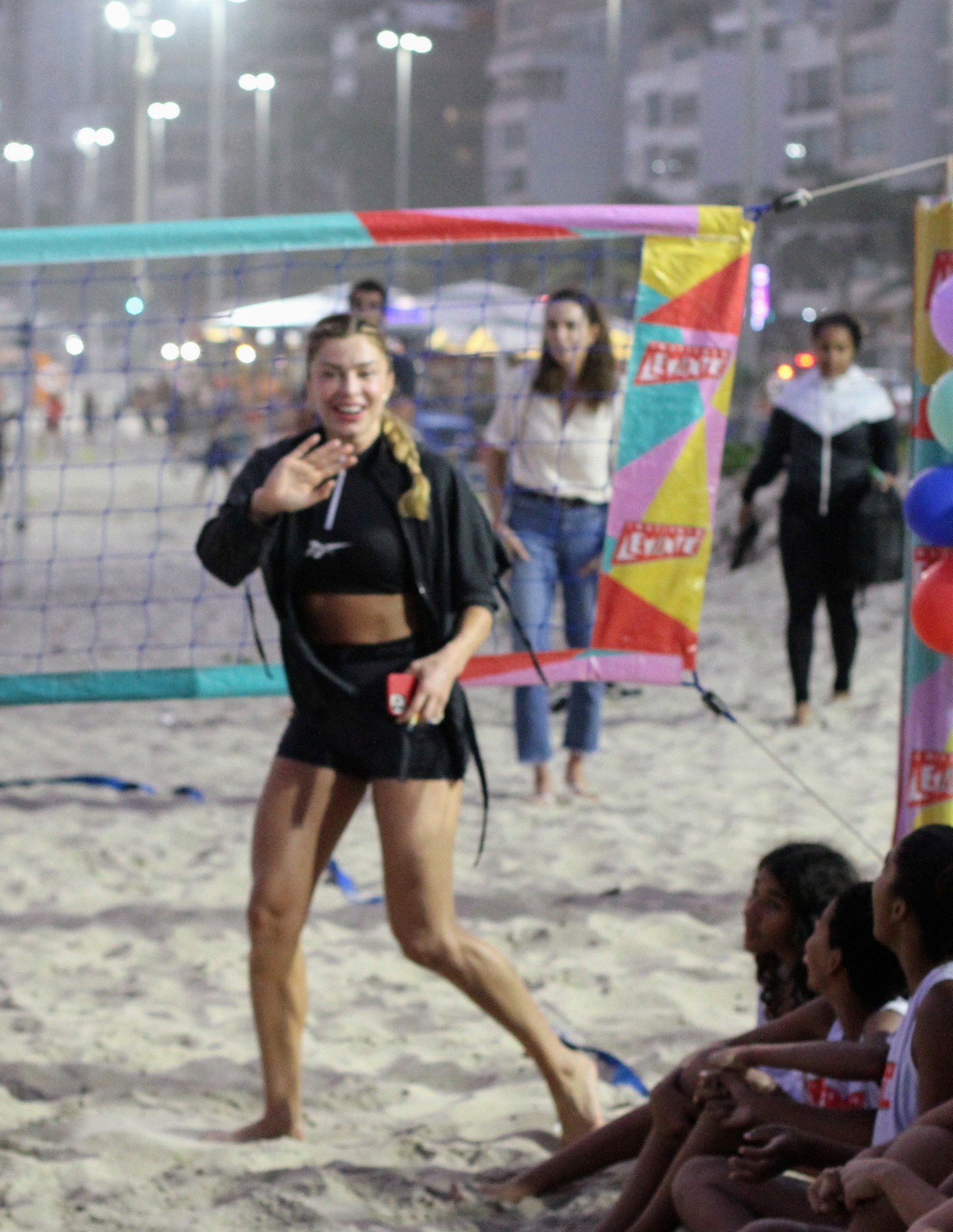 Grazi Massafera participa de evento filantrópico em praia do Rio de Janeiro (Foto: Dan Delmiro/AgNews)