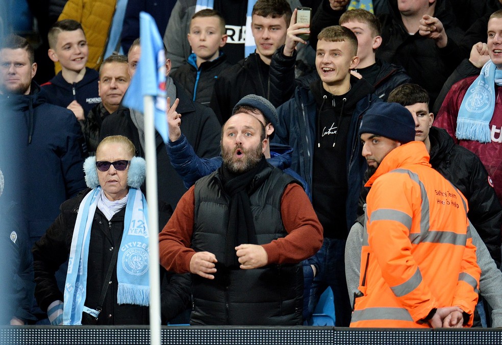 Torcedor do Manchester City foi flagrado fazendo gesto racista — Foto: EFE/EPA/PETER POWELL