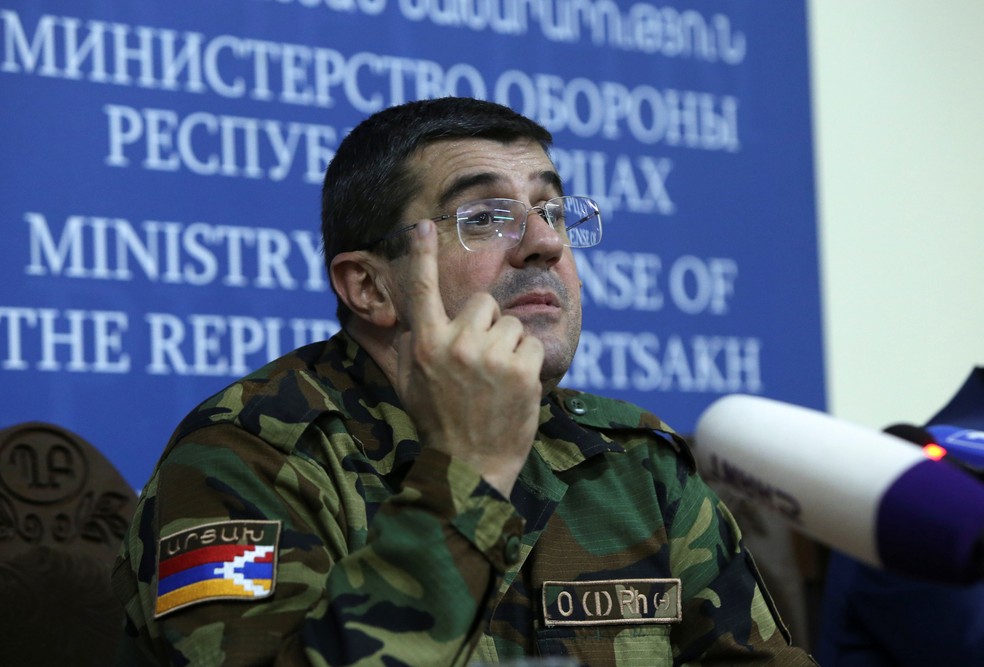Arayik Harutyunya, líder de Nagorno-Karabakh, durante coletiva de imprensa neste domingo (27) — Foto: Hayk Baghdasaryan/Photolure via Reuters