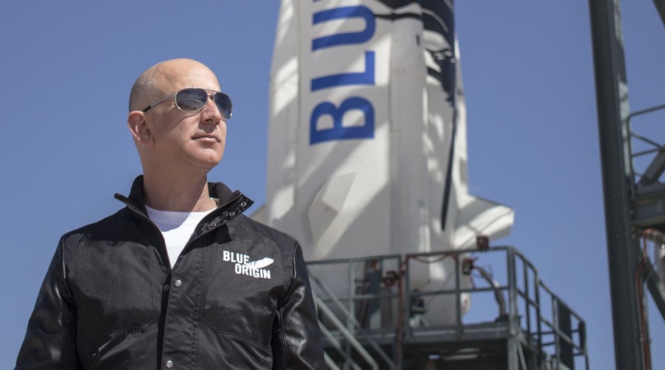 Jeff Bezos em 2018 ao lado de um de seus foguetes (Foto: Reprodução)
