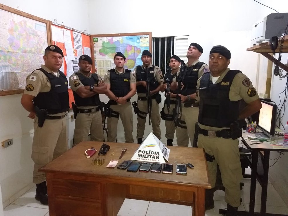 Parte dos policiais envolvidos na ocorrência — Foto: Polícia Militar / Divulgação