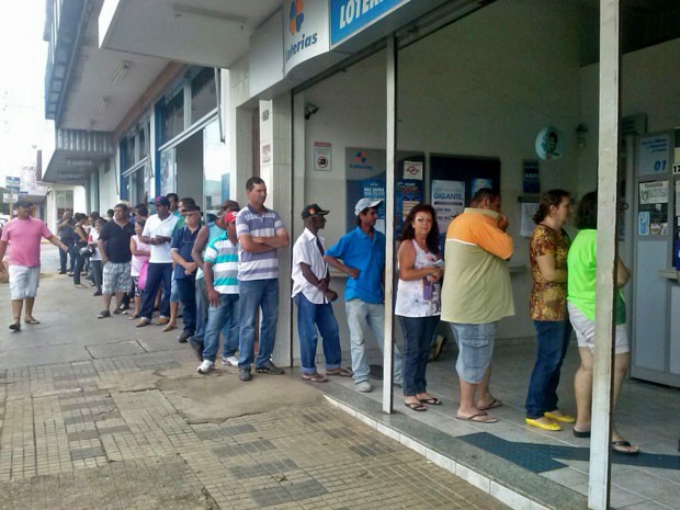Com o sorteio na cidade, moradores de Santo Anastácio fazem fila para apostar na Mega-Sena (Foto: Gabriel Tibaldo/TV Fronteira)