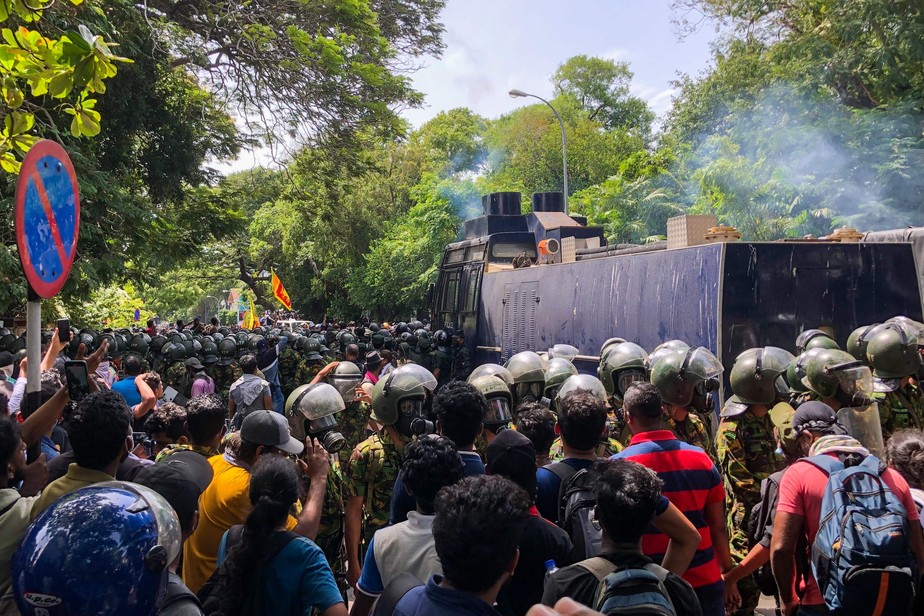 Polícia e exército tentaram conter manifestantes que invadiram gabinete do primeiro-ministro do Sri Lanka