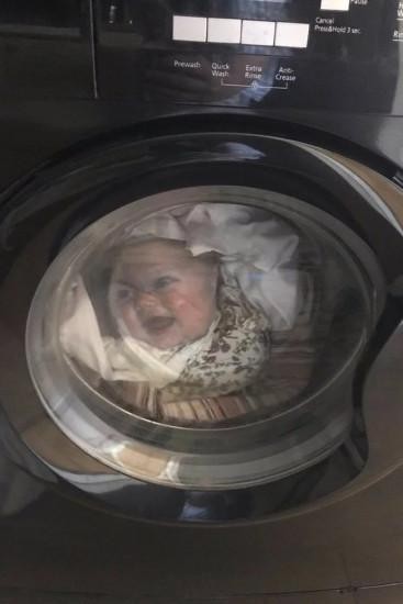 Camiseta com rosto de bebê na máquinha de lavar apavorou pai (Foto: Reprodução)