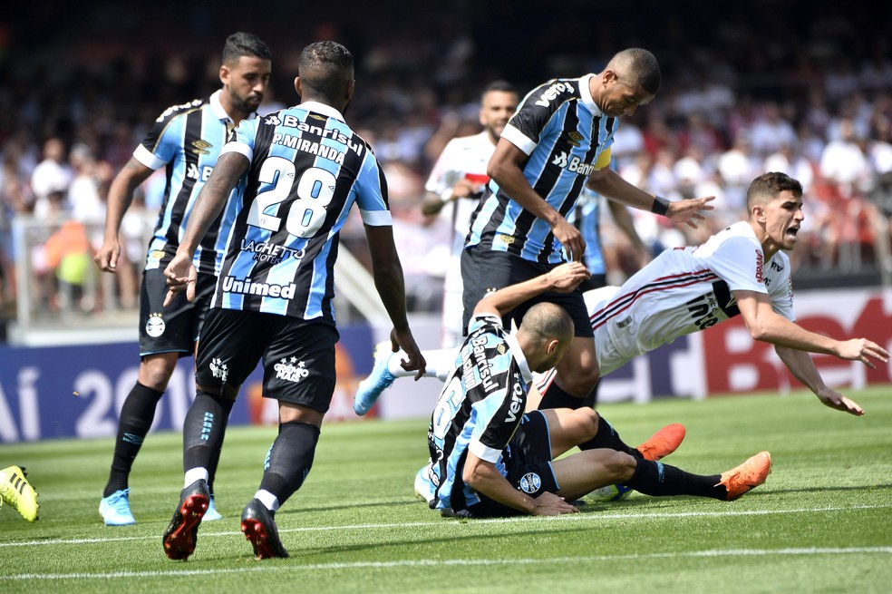 David Braz foi capitão do Grêmio contra o São Paulo — Foto: Marcos Ribolli