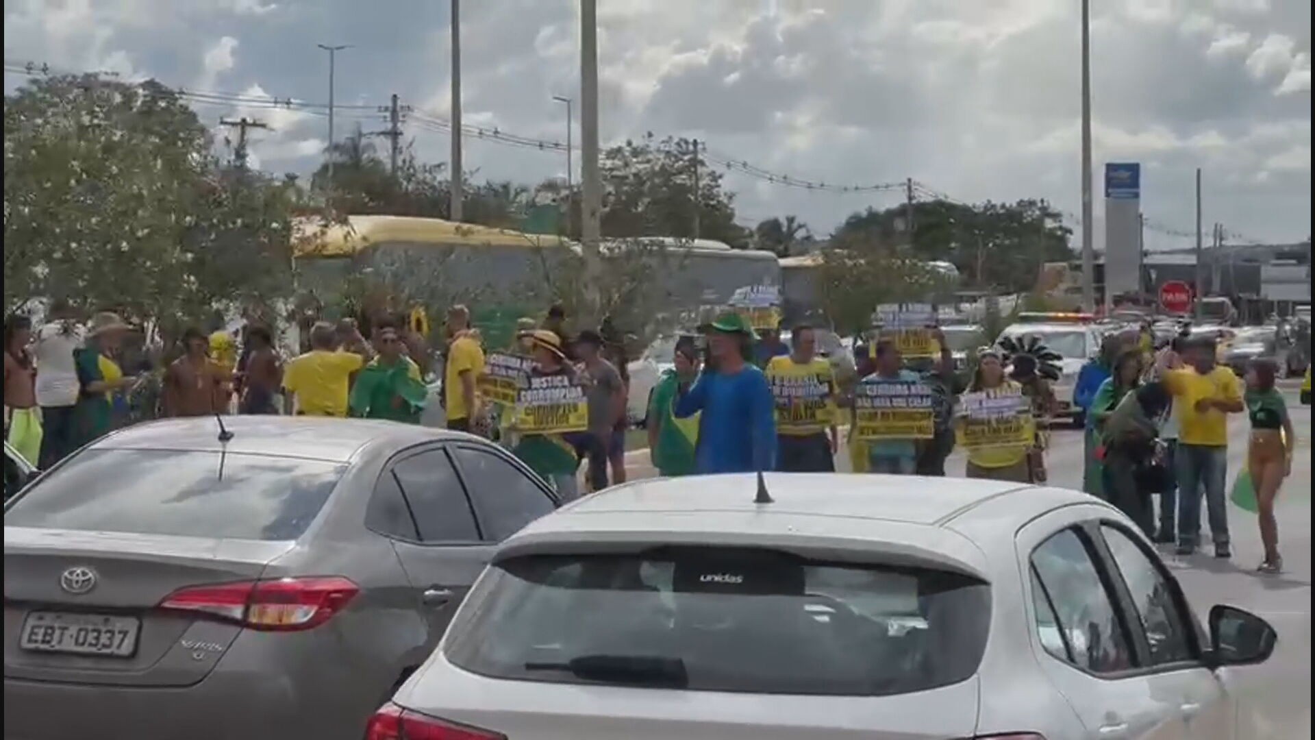Grupo contrário ao resultado das eleições fecha pistas que dão acesso ao Aeroporto de Brasília