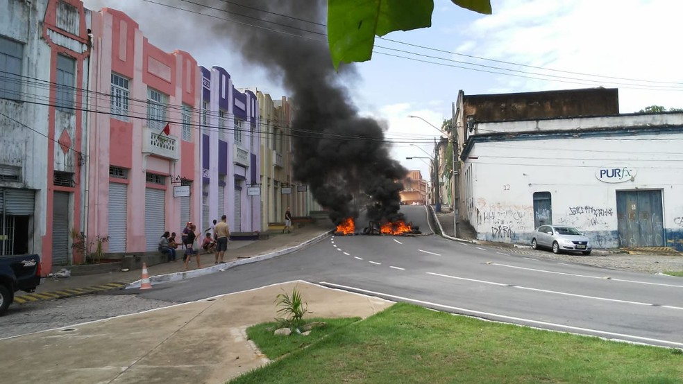JO&Atilde;O PESSOA, 8h40: Manifestando colocam fogo em pneus no bairro do Varadouro &mdash; Foto: Ant&ocirc;nio Vieira/TV Cabo Branco