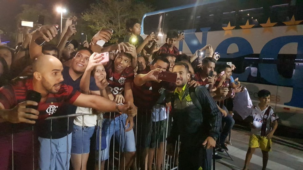 Everton Ribeiro tambÃ©m foi muito solicitado pelos flamenguistas â Foto: Fred Huber