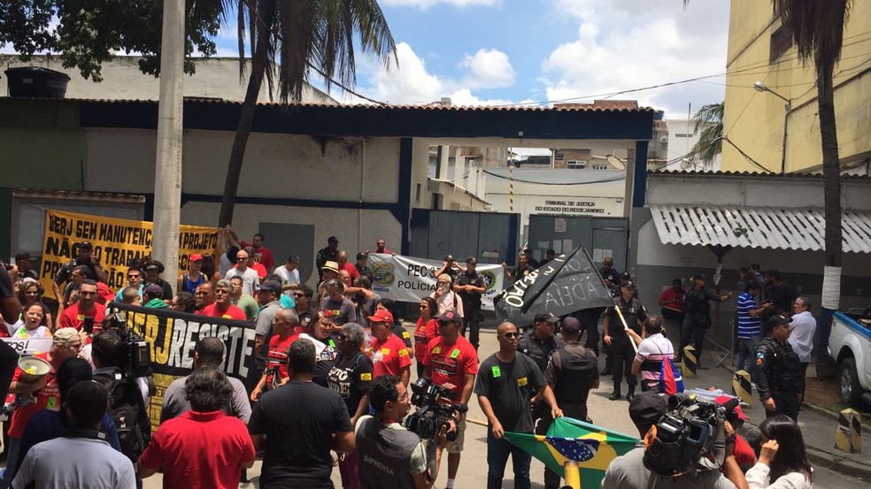 Manifestantes protestam na porta da Cadeia Pública José Frederico Marques, em Benfica, na Zona Norte do Rio. (Foto: Bruno Albernaz/ G1)