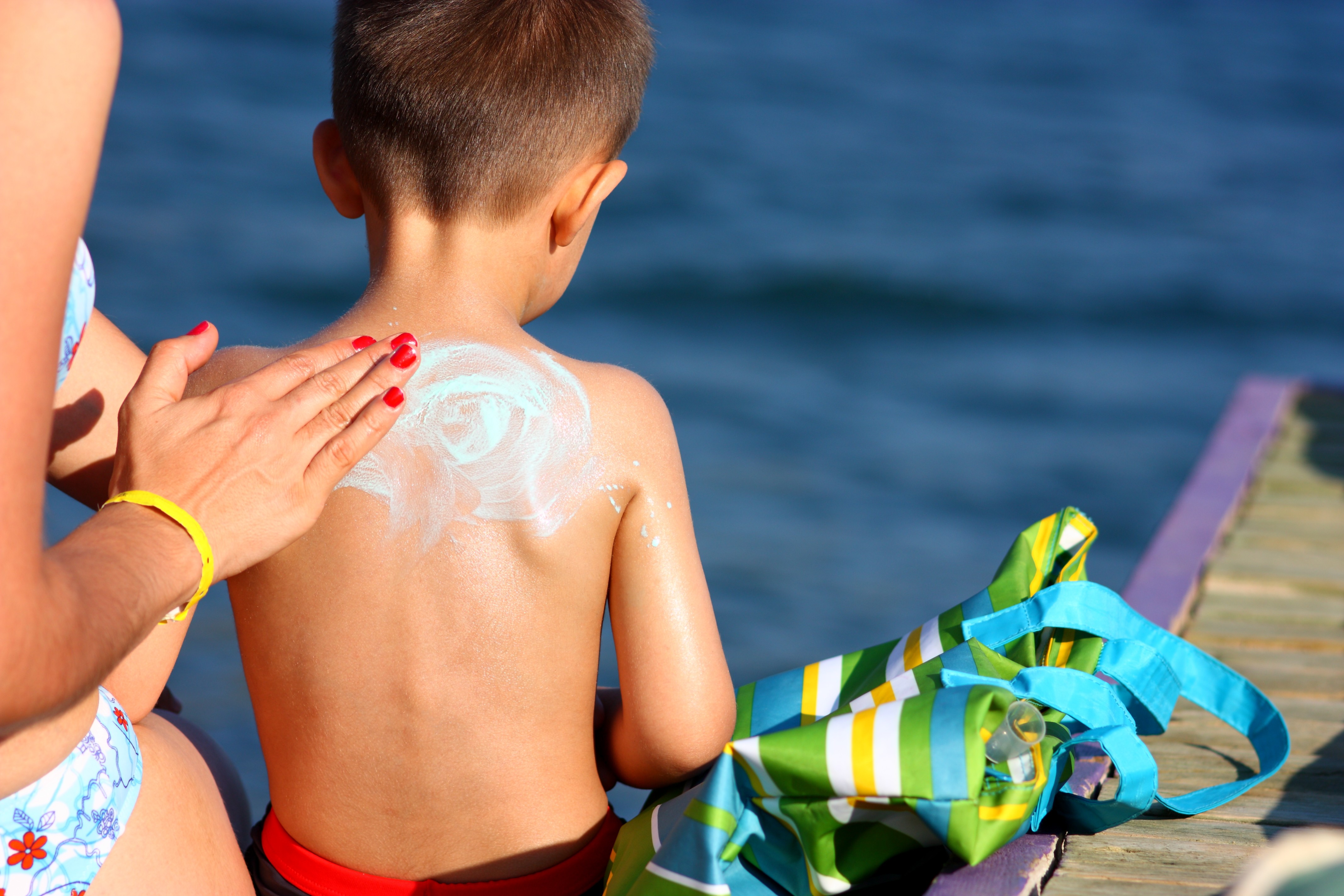 Meus filhos podem usar o mesmo protetor solar que eu? (Foto: Getty Images)