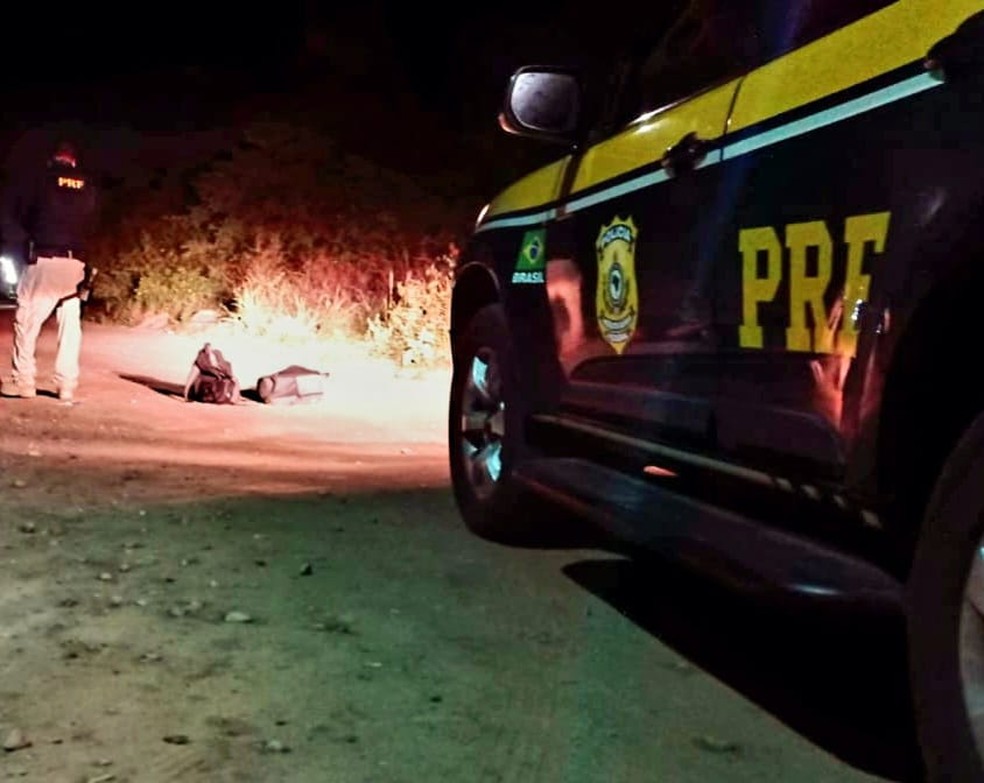 Criminosos fizeram assalto em ônibus e fugiram a pé levando cobrador como refém, em Macaíba — Foto: PRF/Divulgação