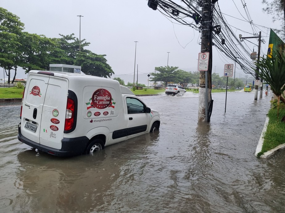 Carro fica com roda parcialmente submersa na Avenida Silvio Picanço, em Charitas