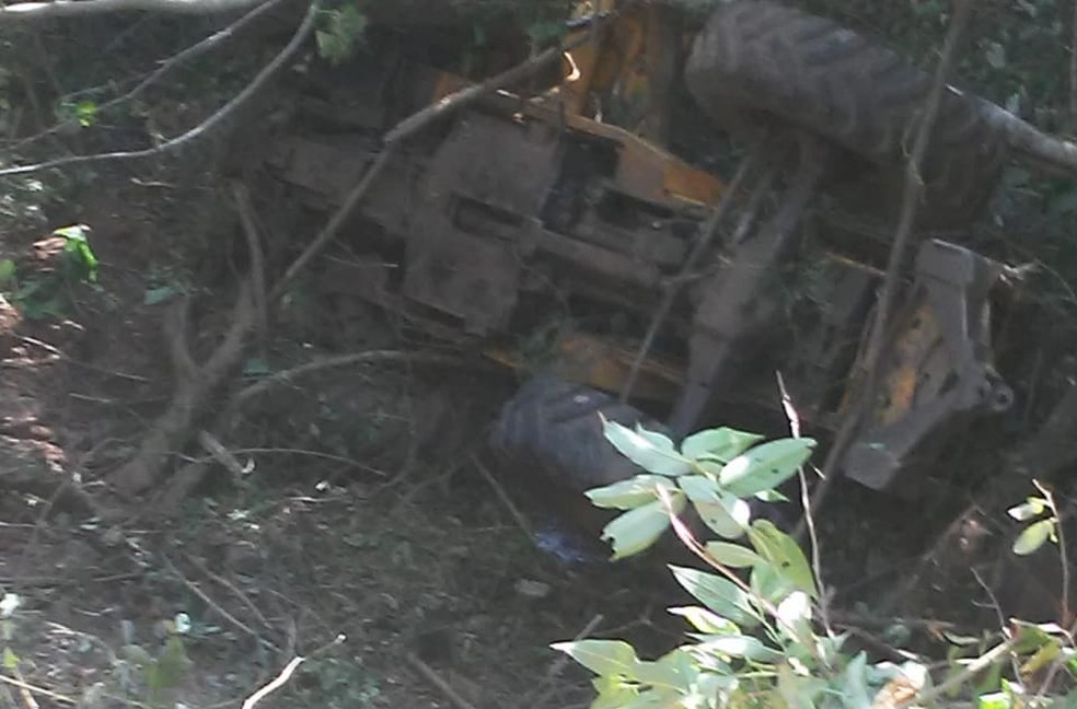Vítima perdeu o controle do veículo na Estrada da Cachoeira e caiu no penhasco — Foto: Marília Notícia/Divulgação