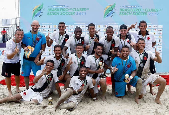 Jogadores do Vasco da Gama posam com o troféu de campeão brasileiro futebol de areia (Foto: Marcello Zambrana)