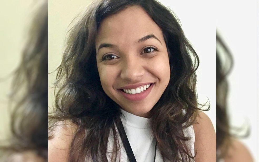 Karine Alves de Almeida, de 24 anos, que pode ter sido agredida por namorado ou se jogado de carro em movimento em HidrolÃ¢ndia GoiÃ¡s â Foto: ReproduÃ§Ã£o/Facebook