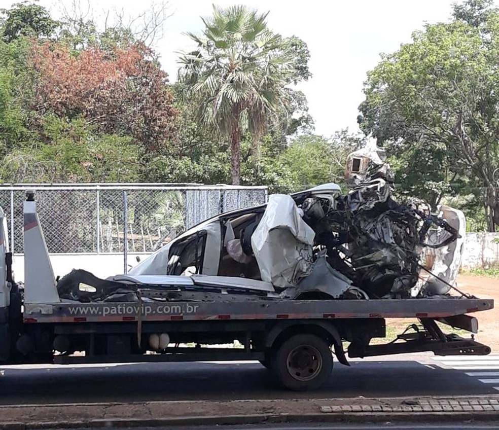 Automóveis de luxo foram destruídos pela colisão. (Foto: Divulgação/ PRF)
