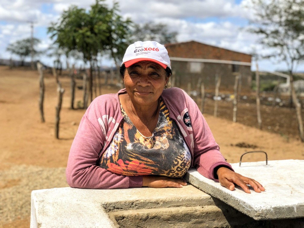 'Não dá pra nada. Pra lavar, pra beber, pra tomar banho, pra cozinhar, pra nada', diz Maria de Lourdes sobre a água da cisterna comunitária; ela se recusa a deixar o Sertão de Alagoas — Foto: Yasmin Pontual/TV Gazeta