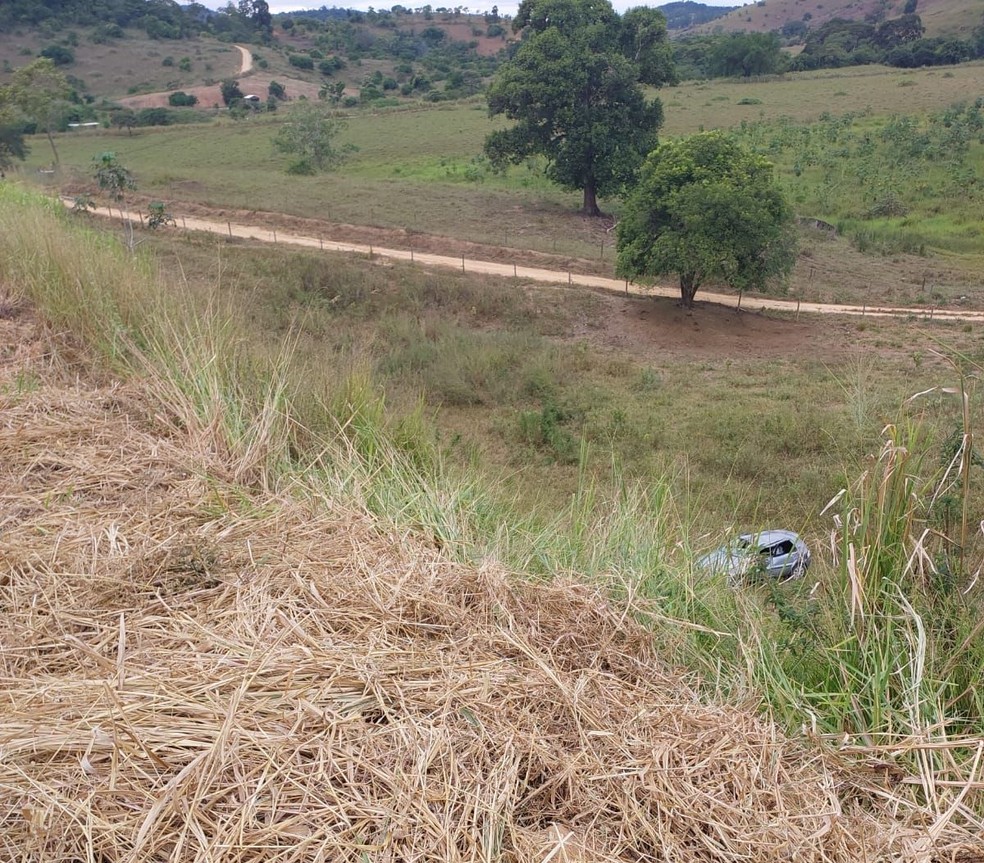 Carro caiu em um barranco de aproximadamente 20 metros, disse a polícia — Foto: Polícia Militar Rodoviária 