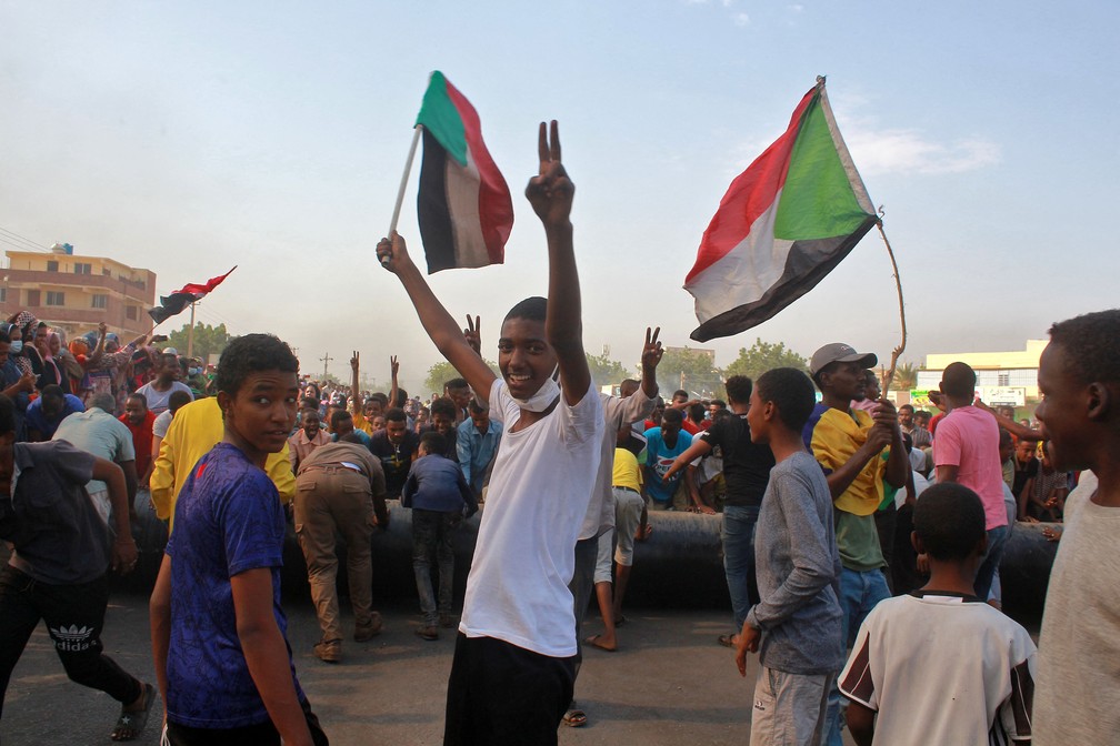População protesta contra golpe militar em 25 de outubro de 2021 no Sudão. Militares interromperam a transição de poder para civis, e sudaneses foram às ruas no distrito de al-Shajara, no sul da capital Cartum. — Foto: AFP