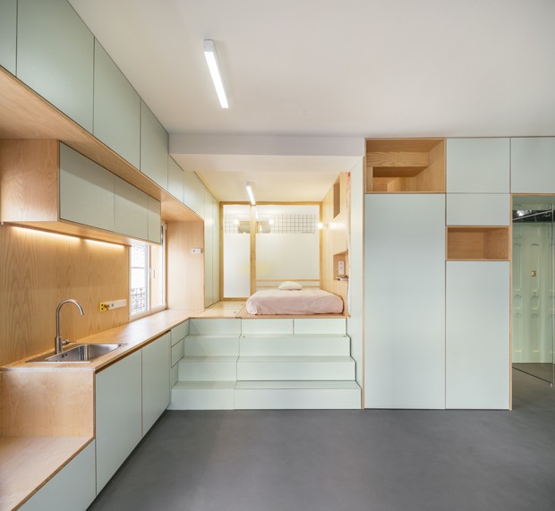 Neste apartamento de 33 m² tudo é encaixável (Foto: ImagenSubliminal (Miguel de Guzmán + Rocío Romero)/Divulgação )