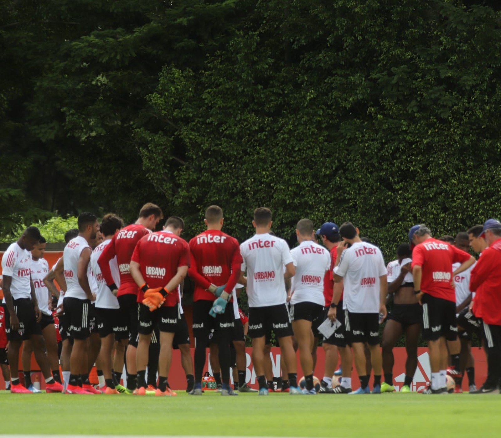 São Paulo deve seguir medida dos outros clubes e prolongar férias dos jogadores por mais 10 dias 