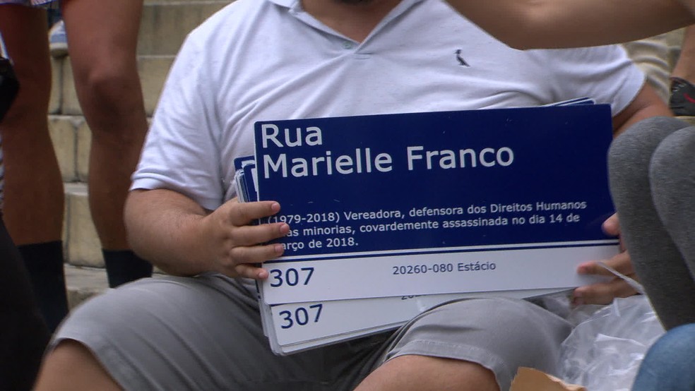 Placas da 'Rua Marielle Franco' foram distribuídas no Centro do Rio neste domingo — Foto: Reprodução/TV Globo