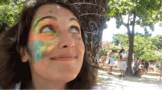 Clarice Falcão se joga no carnaval em novo clipe (Foto: Reprodução)