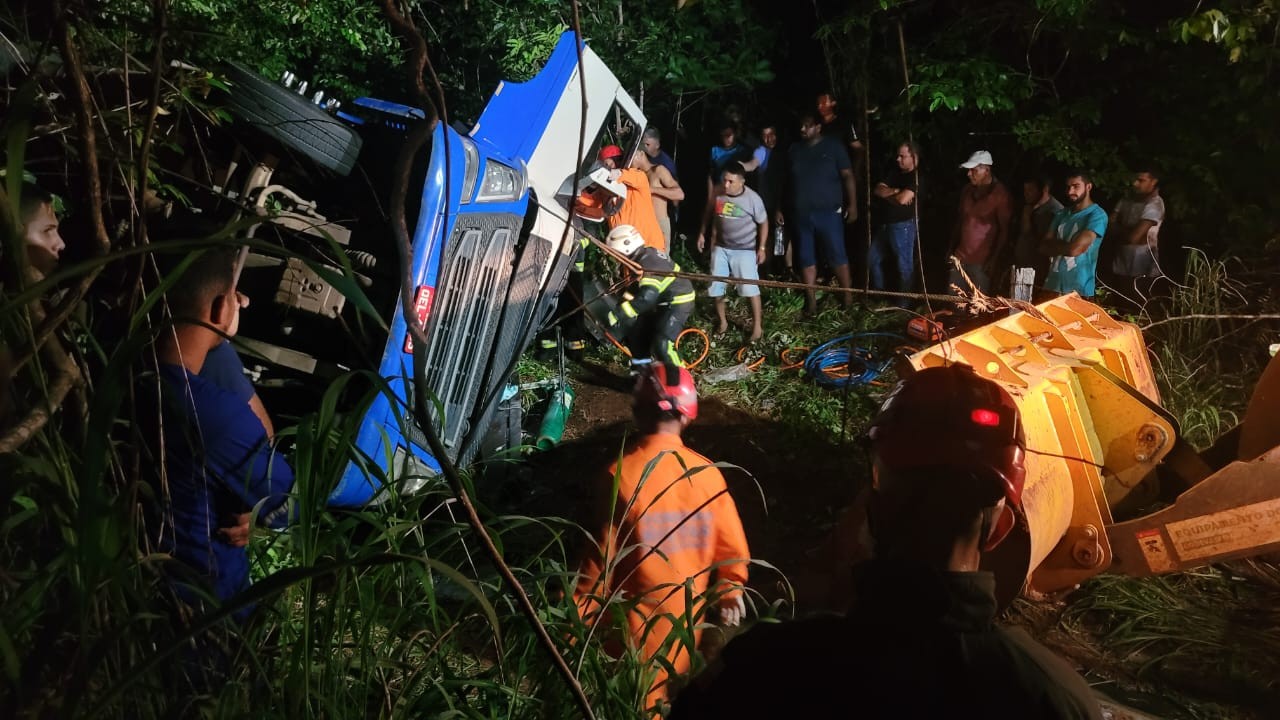 Motorista de carreta morre após tentar desviar de animal e cair em ribanceira de sete metros