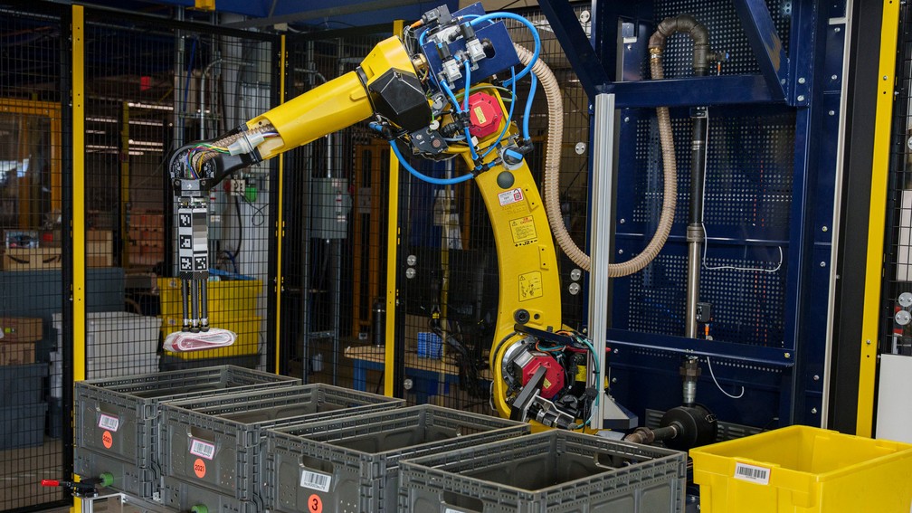 Sparrow, novo robô da Amazon, consegue até manipular produtos dentro de pacotes — Foto: Divulgação/Amazon