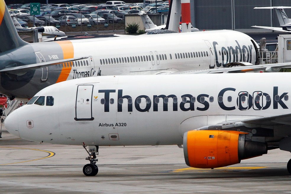 Avião do grupo britânico Thomas Cook em aeroporto de Duesseldorf — Foto: Wolfgang Rattay/Reuters