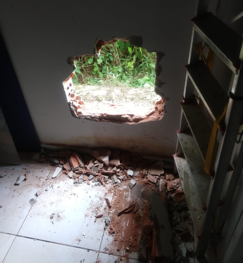 Bandidos quebraram parede da lotérica para entrar e furtar dinheiro de cofre — Foto: Arquivo pessoal
