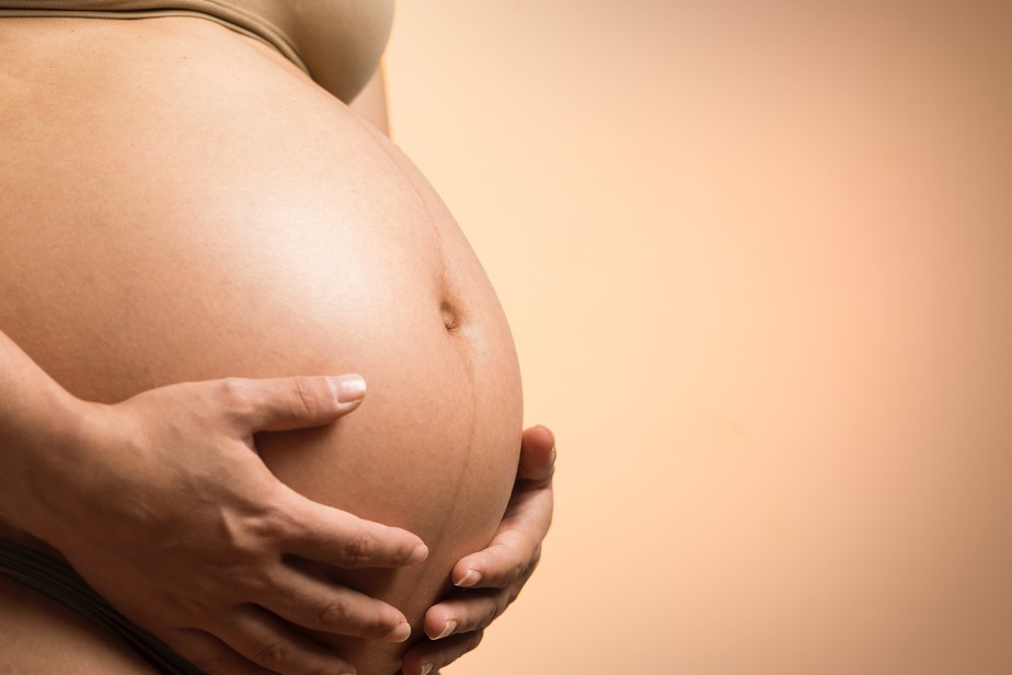 Doença genética rara e mortal é tratada em feto ainda no útero com sucesso pela primeira vez.