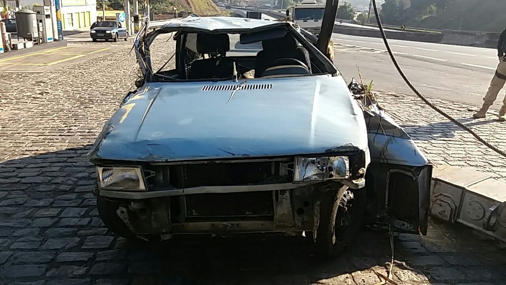 Carro cai em ribanceira e ocupantes fogem na Via Dutra, em Barra Mansa (Foto: Divulgação/PRF)