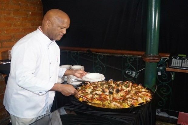 Chef Tonhão com sua paella (Foto: Divulgação) Chef Tonhão com sua paella (Foto: Divulgação)
