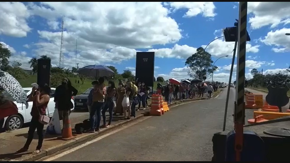 Parentes de presos se aglomeram em frente à Papuda para entrega de dinheiro e produtos de higiene, em imagem de arquivo — Foto: TV Globo/ Reprodução