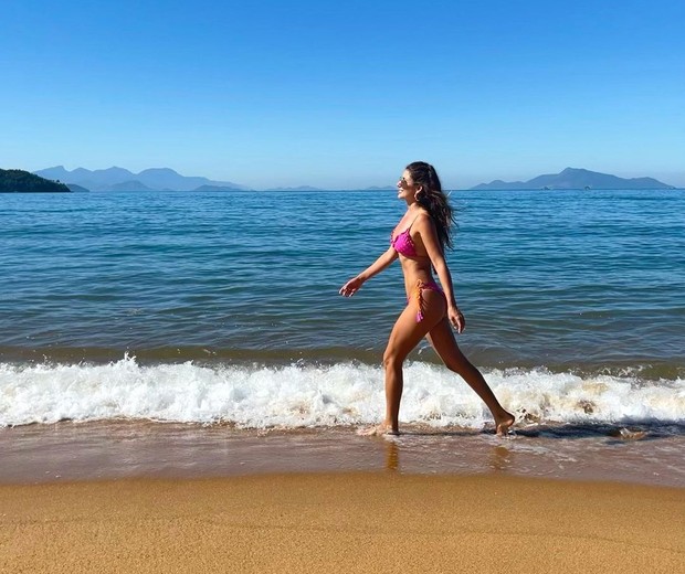 Paula Fernandes caminha em praia de Angra dos Reis (Foto: Reprodução/Instagram)