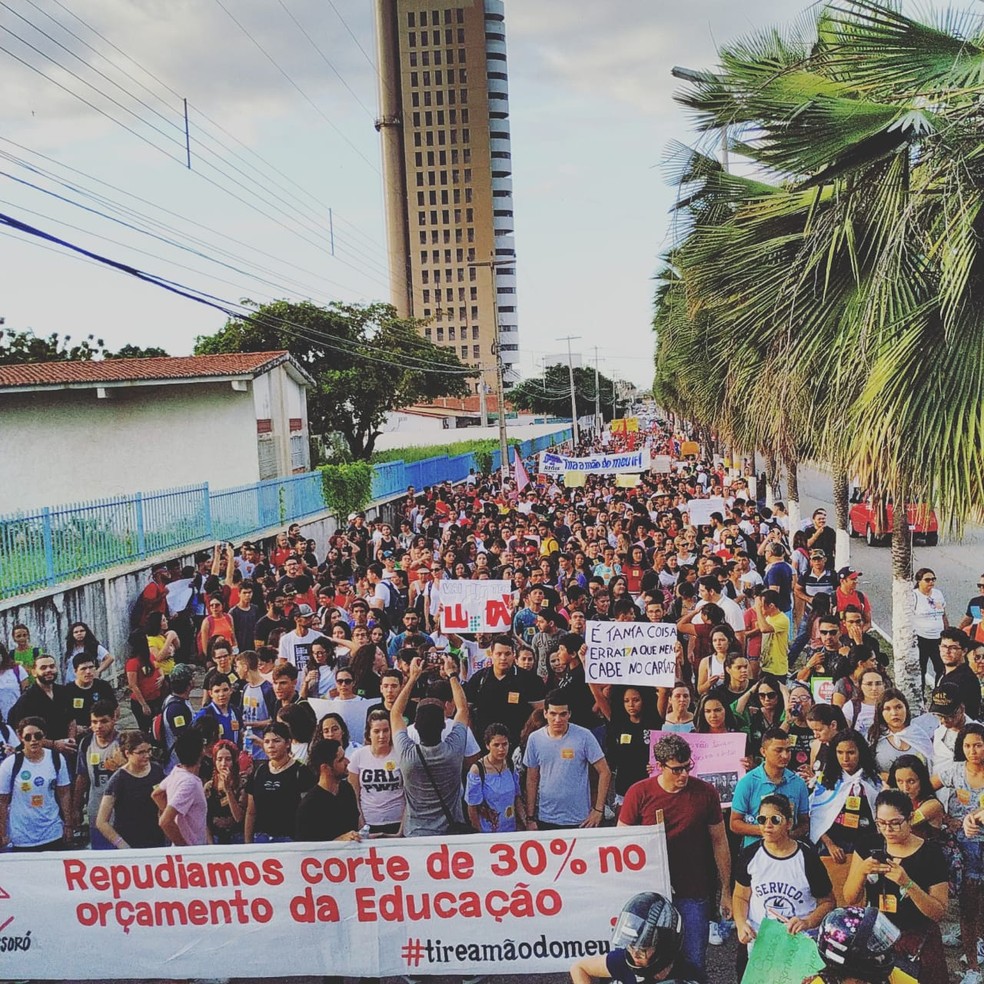 Em MossorÃ³, professores e estudantes tambÃ©m se reuniram para protestar em favor da educaÃ§Ã£o â€” Foto:  AgÃªncia HiperLAB UERN