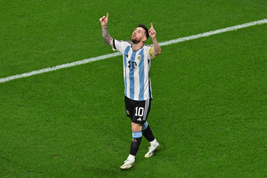 TOPSHOT - Argentina's forward #10 Lionel Messi celebrates scoring his team's first goal during the Qatar 2022 World Cup round of 16 football match between Argentina and Australia at the Ahmad Bin Ali Stadium in Al-Rayyan, west of Doha on December 3, 2022.