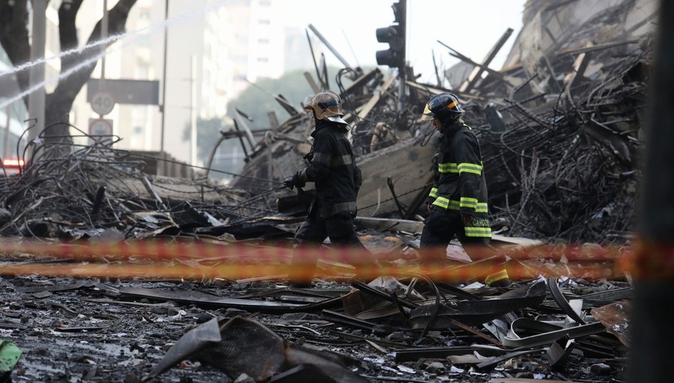 fogo brandt2 - Bombeiros buscam 4 pessoas desaparecidas após desabamento de prédio no Centro de SP