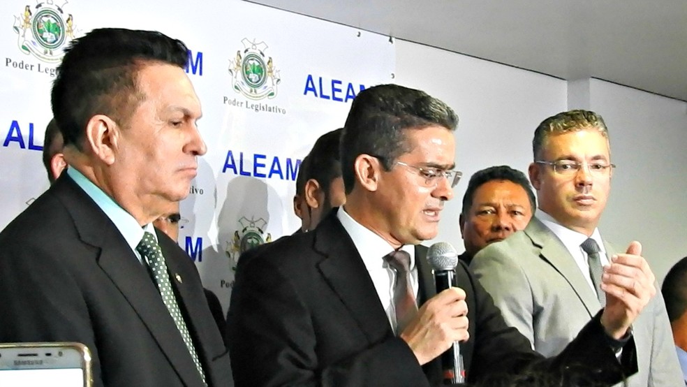 Ex-deputado Sabá Reis (à esquerda) foi um dos vacinados.  — Foto: Adneison Severiano/G1 AM
