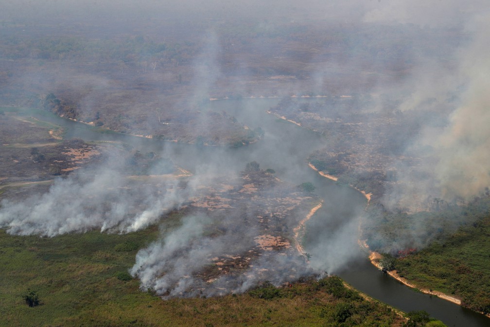 Fogo é visto perto do rio Cuiabá, em Poconé, Mato Grosso, no dia 28 de agosto. — Foto: Amanda Perobelli/Reuters