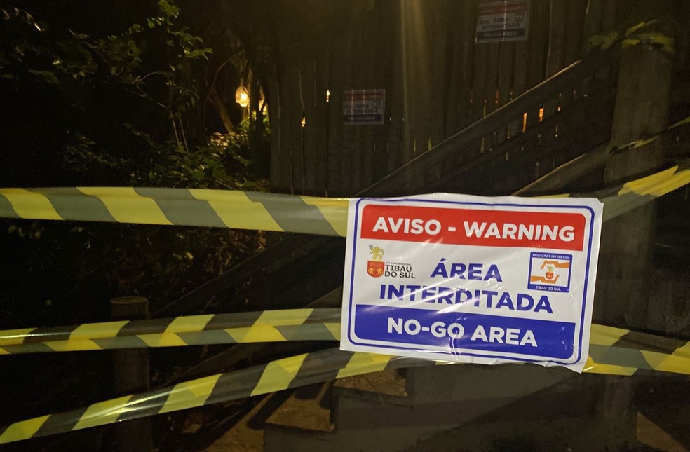 Faixas e adesivo alertam para perigo e informam que escadaria está interditada — Foto: Prefeitura de Tibau do Sul/Cedida