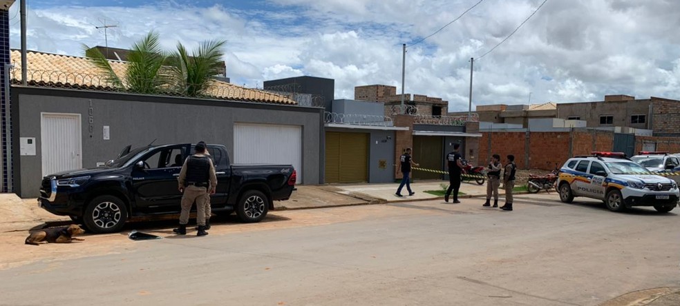 Carro foi alvejado com tiros — Foto: Igor Brandão