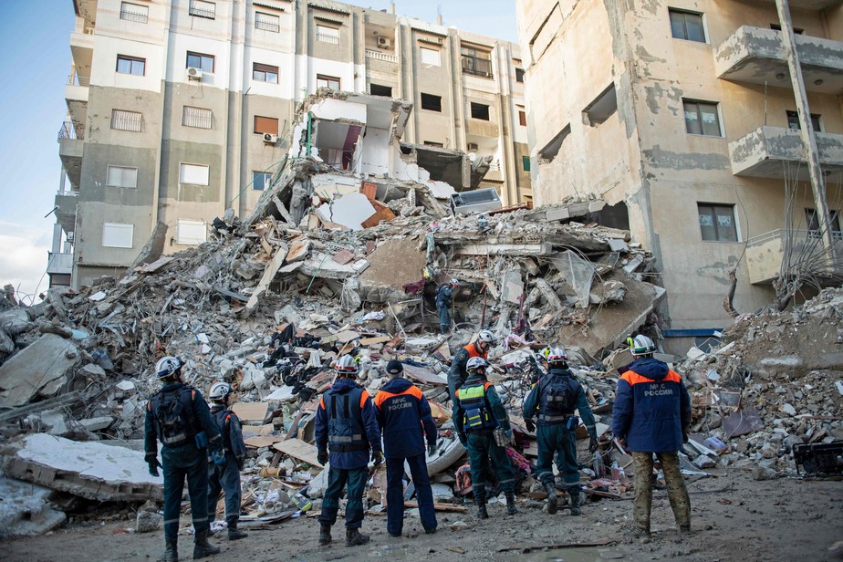 Equipes de resgate russas procuram sobreviventes e vítimas sob os escombros de um prédio que desabou na cidade de Jableh, na província de Latakia, no noroeste da Síria