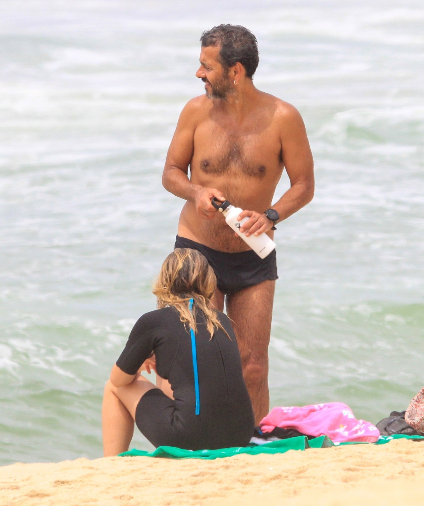 Marcos Palmeira leva filha para aula de surfe (Foto: AgNews/JC Pereira)