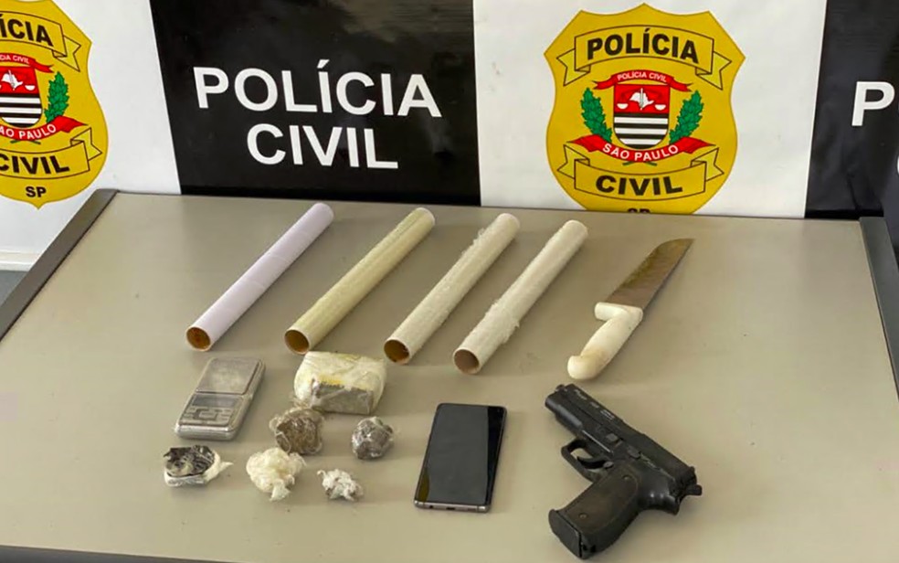 Drogas, arma falsa, celular e material para embalagem foram apreendidos no apartamento do suspeito em Franca, SP — Foto: Divulgação/Polícia Civil
